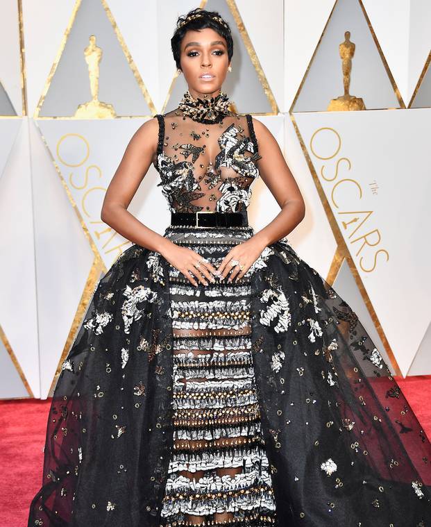 99perfumebottles:  micdotcom:The internet loses it over Janelle Monáe’s stunning