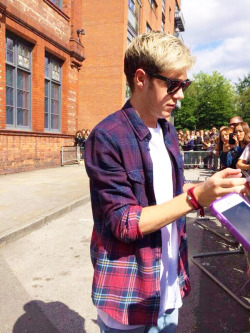 lirrylocks:  Niall meeting fans today in Manchester - 31.5.14. 