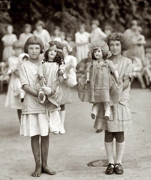 inthe1920s:Girls with dolls, 1923. 