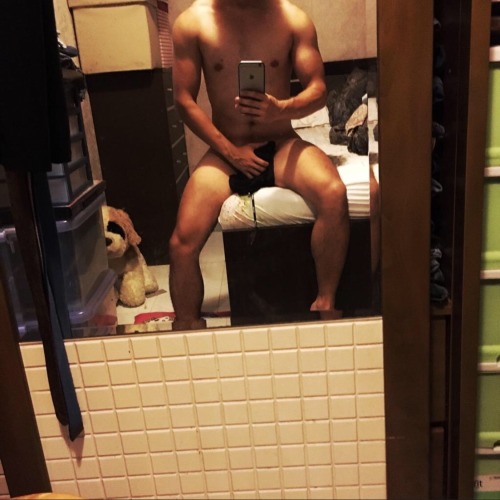 sgsilverleo: fuckyeahsgboy: who is that horny boy?! yummy