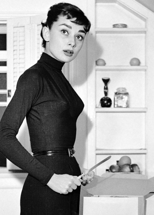 vintagegal: Audrey Hepburn photographed by Earl Theisen for Look magazine, 1953 (via)