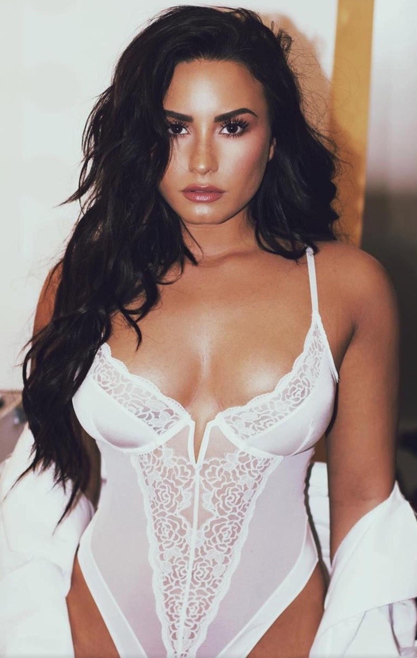 a-cleanlook:Demi Lovato 