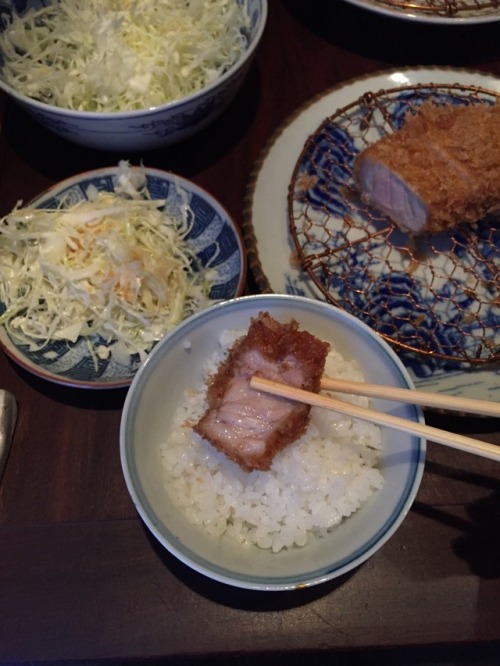 기대했던 궁극의 돈까스를 맛보고 나오니 청명한 하늘이 눈앞에 펼쳐져 있었다.