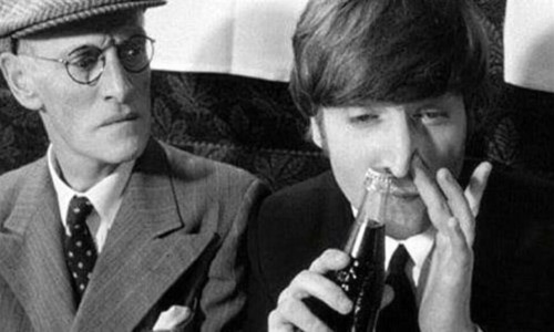 Porn Pics John Lennon sniffe du Coke.