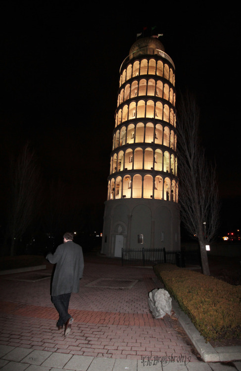 In a Chicago suburb stands the “Leaning Tower of Niles” &ndash; a half-size replica, complete with l