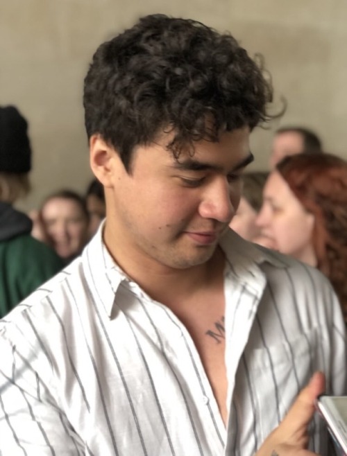 morehood:Calum in this white striped shirt will be the dEATH of mE