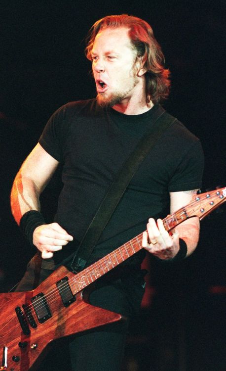 nowtheworldisgoneimjustone:James Hetfield 1999