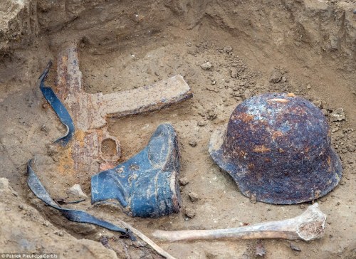 mando-gunslinger:  enrique262:  The remains of a german soldier, his StG-44 still very recognizable.   hollly shit whatta find  That’s badass!
