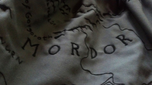 lolitacupcakexd:  vysanthe:  andariel-sirene:  fraise-du-mal:  Middle Earth skirt. Made by me <3 Took me three months and how you see is hand embroidery, no printed :3 I hope take pictures with a full coordinate soon!  WOW  What I’d give for this