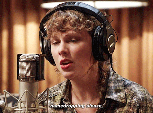navybluedreamss:Taylor Swift singing “the lakes” in Folklore: The Long Pond Studio Sessions.