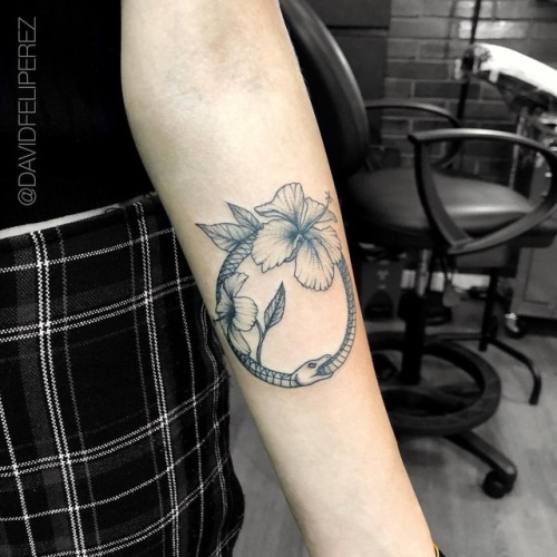 Un uróboros con flores para Geraldine • Tatuaje realizado en @hometattooestudio • #