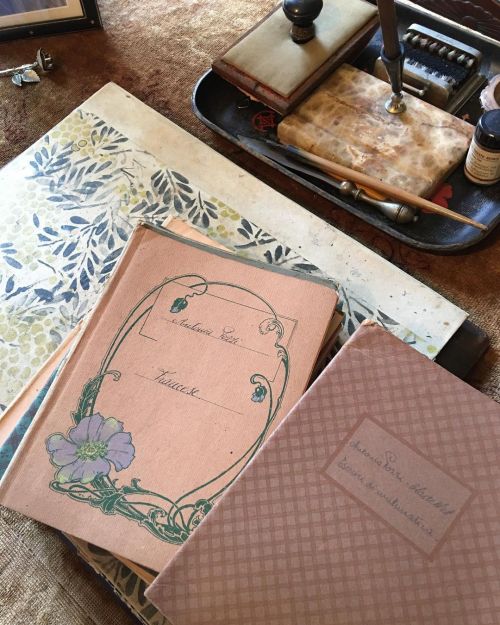 Oggetti di un secolo fa: i quaderni della poetessa Antonia Pozzi sulla sua scrivania nella villa di 