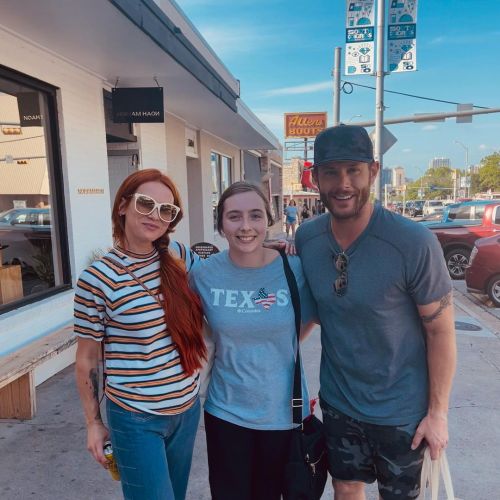 positivexcellence: Jensen and Danneel with a fan in Austin (x)