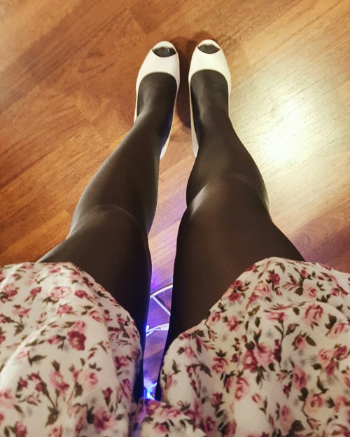 Porn photo tightsxbabe:  peep toe heels with @wolfordfashion