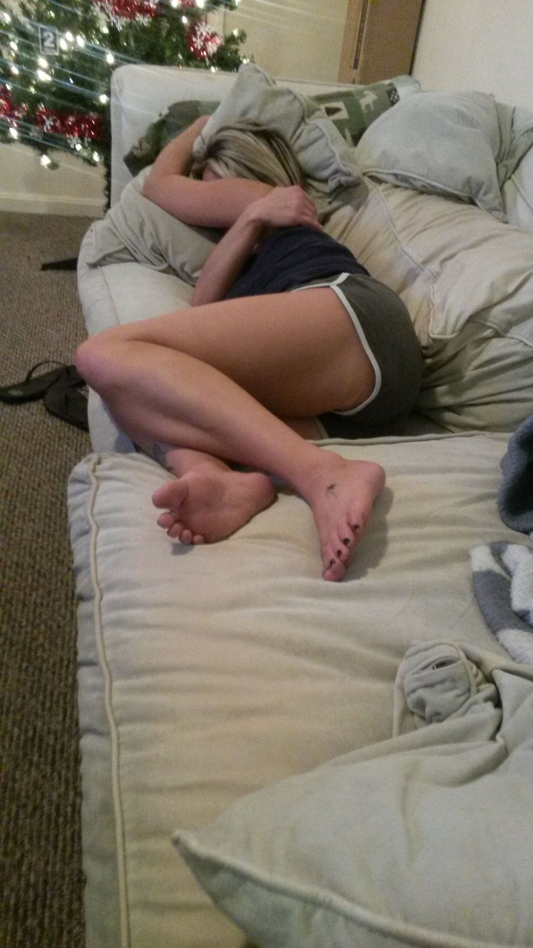 wvfootfetish:  kentuckyfeet:  Another oldie but goodie.  Gorgeous view 