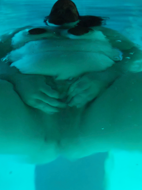 vert-roller:  @burnupbaby enjoying herself in the pool 
