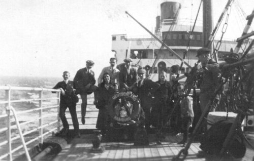 This blurry image shows german immigrants, travelling to New York on board the SS Deutschland (1923)