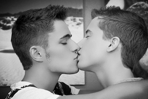 twoboysarebetter:  They’re so hot😍👅 follow me for more gay couples and cute