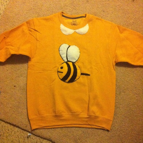 atomicbritt:My little sister loves “Bee and Puppycat” so I bought a cheap sweat shirt and made her a
