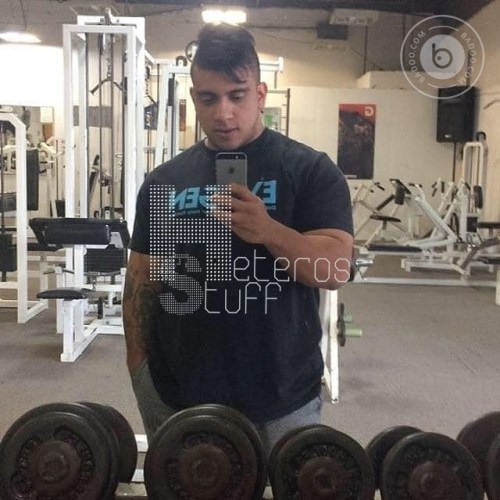 rafrod25:  heteros-stuff:  Jose, hetero 28 años me ponen a mil los hombrezotes como este.  Hot