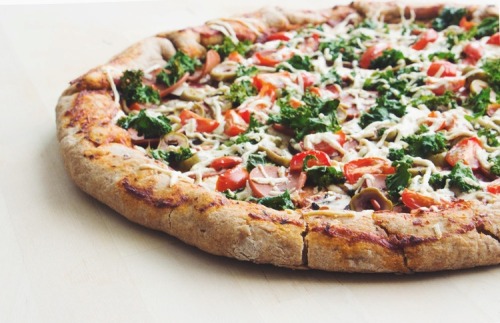 XXX vegan-yums:   Vegan stuffed crust pizza / photo