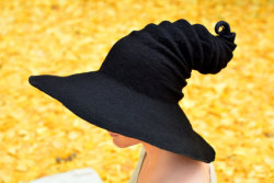 gothiccharmschool:  LOOK AT THIS HAT. THINK