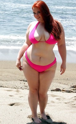 bbw-beach:  jakemallory:  Those curves are absolutely stunning!  (via TumbleOn)   My kinda beach babe