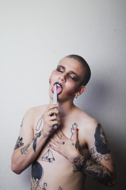 ohthentic:  transvestyann:  SPOTLIGHT: ‘GRIMY 301’ by Box Photography“I’m going to take 301 pictures of boys with make-up. In Russia, there is a project which is called “pure 1001”. A photographer takes pictures of girls without make-up. He
