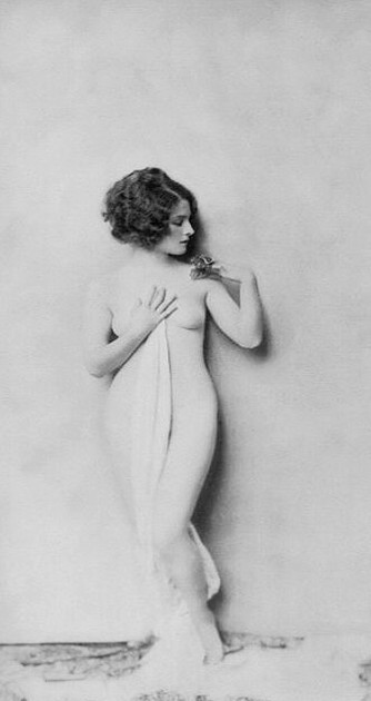 starshavelosttheirglitter: Norma Shearer photographed by Alfred Cheney Johnston c. 1920