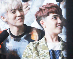 luhanahs:  luhan and kyungsoo laughing at baekhyun’s famous light dance 