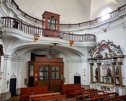 Vista del coro de la iglesia del Sagrado Corazón de Jesús, con su peculiar forma ondulada que se ada