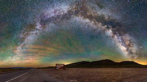 The entrance to Death Valley National park, CA [OC][2560x1440]