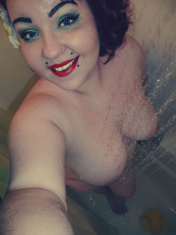 sheiseverythingbutalady:  SHOWER POWER &lt;3