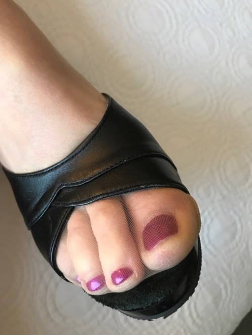 fool4toesnhose: Sexy nylon toes