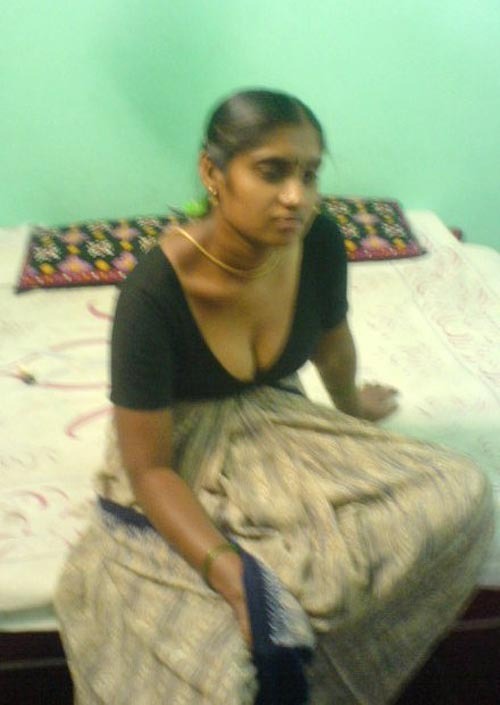 Mallu Bhabhi Blouse Removing Nude Boobs. Desi Village Aunty Showing Her deep Cleavage. Indian Wife B