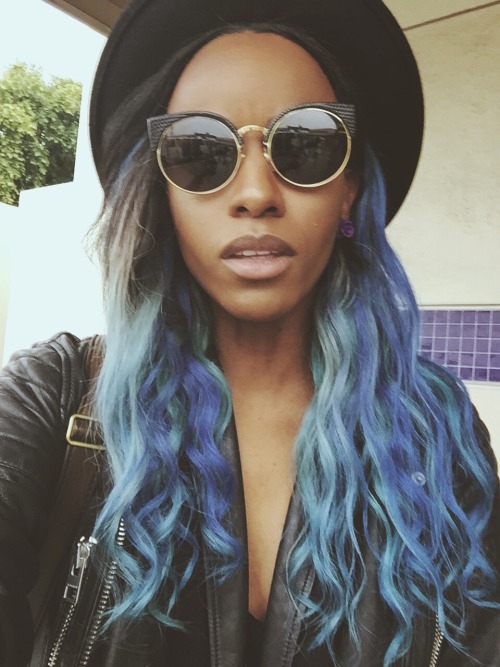 raeenroes:blackoutand blue