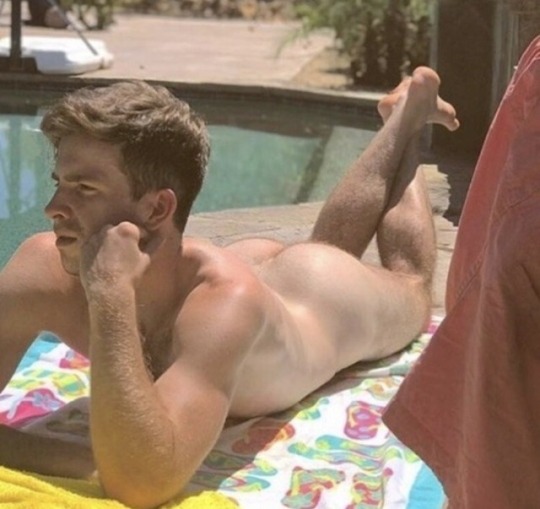 thegaydrawer: Stare nudi al sole è cosa bellissima 