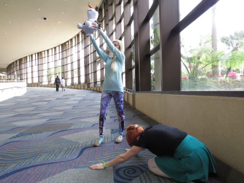 amayaanimenut:Elsanna mini-photoshoot Pics Post 2/2 from Megacon 2015. Elsa is me and Anna is marexc