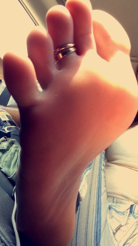 golde-slave:  That’s it jerk off you betas to my sexy feet 🦶🏼 but you better not cum, I’ll lock 🔐 you in your cage!