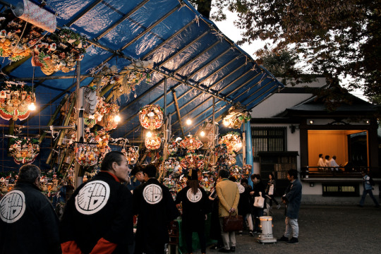 お囃子を聴きながら 2018年、雑司が谷大鳥神社。 こじんまりとした酉の市だけど、お囃子が響く境内はなかなかの賑わい。 この辺りはかつて祖父母が住んでいて、若干馴染みがあると思っていたけどかなり町並みが変わっていた。