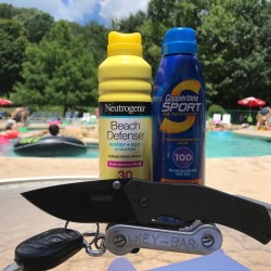 usamadeblade:  Hanging out poolside watching the people float through the lazy river. #usamadeblade #usamade #kershawknives #knockout #edc #assistedopen #poolside #lazyriver #dontforgettoursunscreen #keybar #stopthenoise