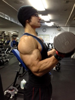 musclemen-glasses:  Julian Navarro via flickr user PUMPING IRON - ONE   