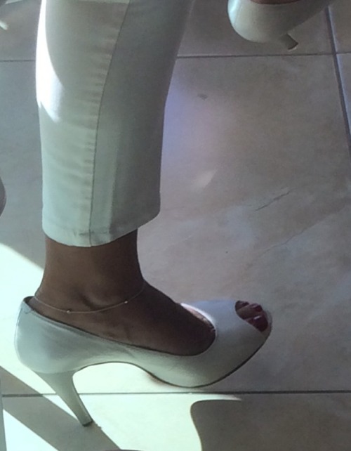 stillnotonthetest: onlymywifey:Wifey is living statue   White jeans, heels, anklet.   Wow!
