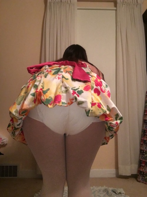 diaperedmilf:  I like trying on dresses! I think this is a perfect dinner dress!
