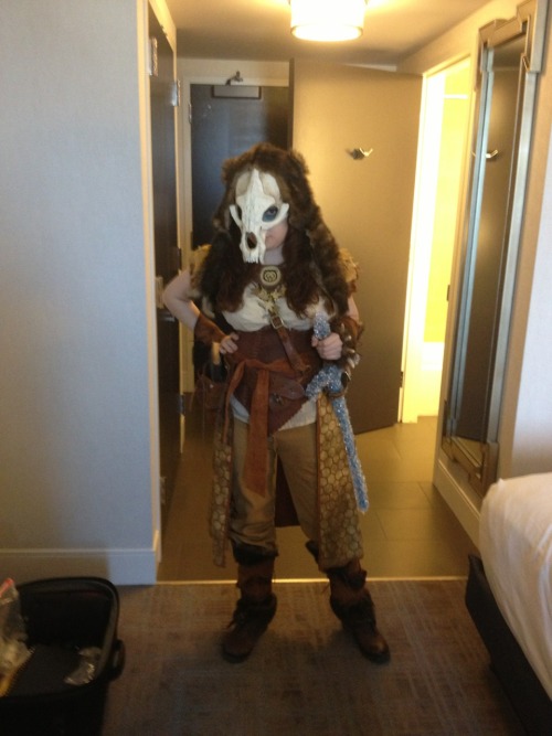 fafnyr:hoodedscarlet requested more pictures, so here’s some other shots of my mogar cosplay along w