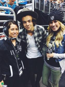 harrystylesdaily:  @CarrlynBathe: Hey, it’s @Harry_Styles first hockey game!! Rooting for the Kings I hope, Harry!  