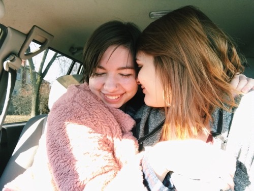 cafelesbian: Lesbians in cars getting coffee (and kissing)