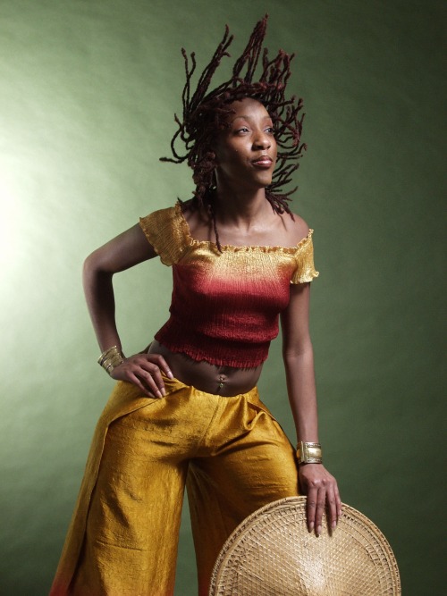 queenlionesss:  These are all RAW images from one of my first photo shoots back in 2004.  I had just graduate college in 2003 with a degree in Exercise and Sports Science and Nutrition. I was working as a trainer and wanting to get into fitness modeling. 