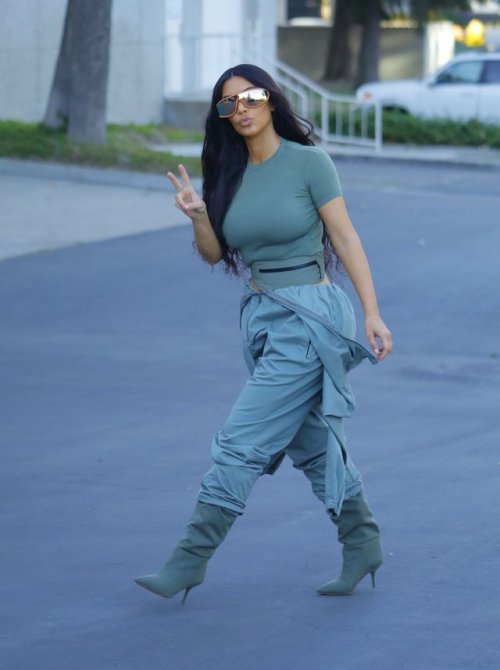 kuwkimye - Kim Kardashian West out in Calabasas, CA (Jun 11)