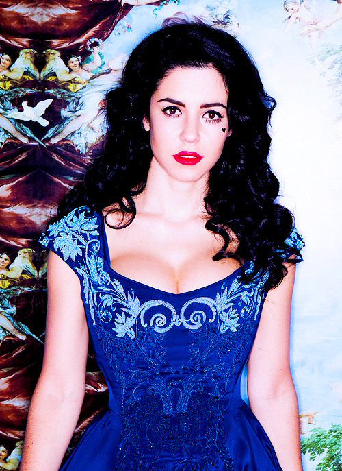 diamondsanddelrey:  gillandy: infinite photos of marina: 11/∞  Lana Del Rey and Marina and The Diamonds Blog